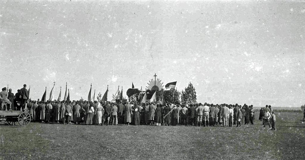 KKE 6001-1.jpg - Fot. Grupowa. Poświęcenie Sztandaru 24 p.p. na polu za koszarami, Łuck, 1922 r. Fotografia zrobiona przez Leopolda Kleofasa Paszkowskiego.